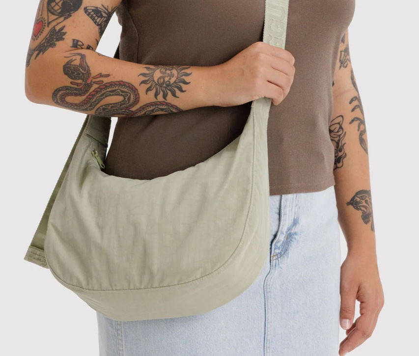 Closeup of baggu crescent bag